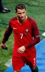 Uruguay loại Bồ Đào Nha: Messi và Ronaldo dắt nhau về nước (Saostar.vn)