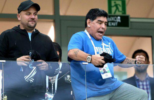 Hành động ‘quái gở’ của Maradona trong trận Argentina thảm bại trước Croatia